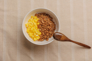 ひき肉と卵の二食丼