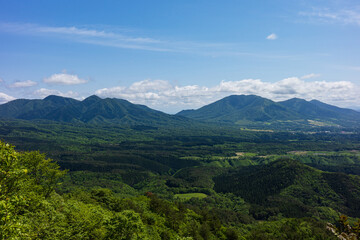 日本の岡山県と鳥取県を跨ぐ三平山の美しい初夏の風景