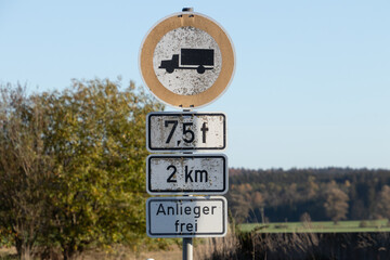 Verkehrszeichen verbietet Durchfahrt für LKW