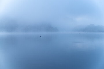 霧に包まれた美しい湖　精進湖
