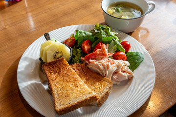朝食にトーストとサラダとスープ