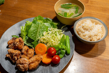 鶏のから揚げの夕食
