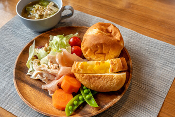 ヘルシーなサラダとパンの朝食