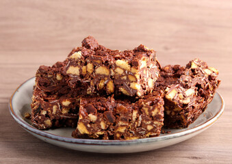 slices with cookies, raisin and almond