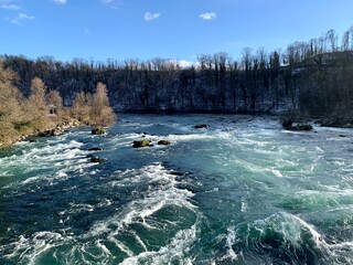 Fluss Rhein kurz vor dem Rheinfall in Neuhausen. Einer der drei grössten Wasserfälle von Europa