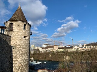 Schlossturm vom Schloss Laufen am Rheinfall _ grösster Wasserfall der Schweiz. Im Hintergrund die...