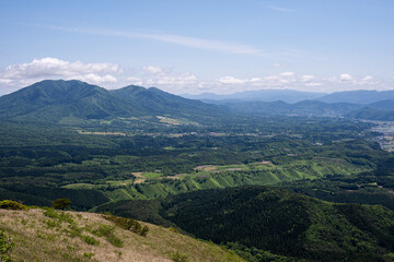 Fototapeta premium 日本の岡山県と鳥取県を跨ぐ三平山の美しい初夏の風景