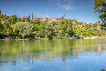 Grand ciel bleu au dessus du village d'Aiguèze en France