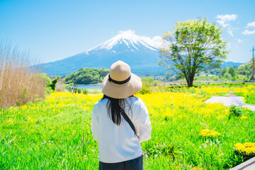 富士山を見つめる女性