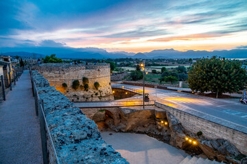 Naklejka premium Abendrunde durch die antike Altstadt von Alcúdia inkl. einen fantastischen Sonnenuntergang auf der Balleareninsel Mallorca - Spanien