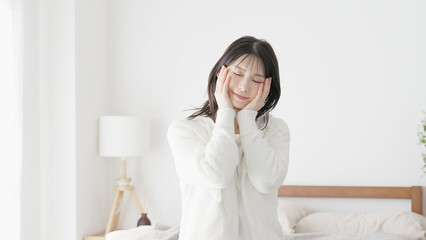 朝、スキンケアをする女性