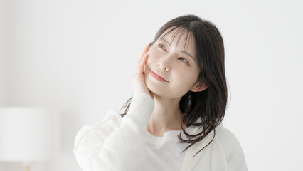 休日に部屋でくつろぐ女性