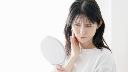 肌荒れを気にする女性