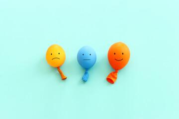 Top view image balloons with happy and sad face. concept of happiness emotion and satisfaction