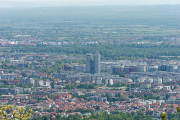 Obraz premium Cityscape of Zagreb seen from mountain's peak