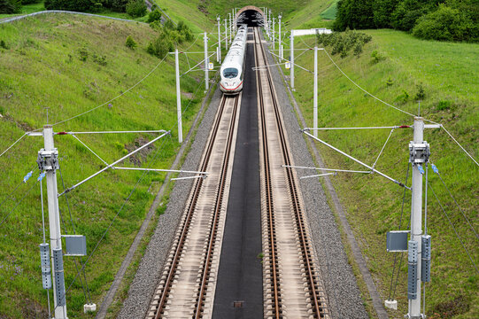 Elektrifiziere Hochgeschwindigkeitsstrecke mit Intercity vor einer Einfahrt in einen Tunnel