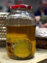 queso artesanal curándose en aceite dentro de un bote