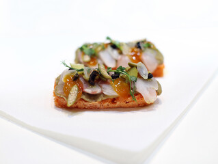 tapa de pescado azul en tostada con ingredientes