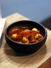 tapa de callos con salsa y especias en un cuenco