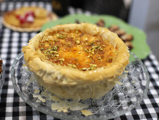 tartaleta de queso con yema de huevo flambeada y pistachos