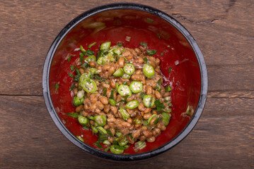 刻んだ長ネギを乗せた丼の納豆