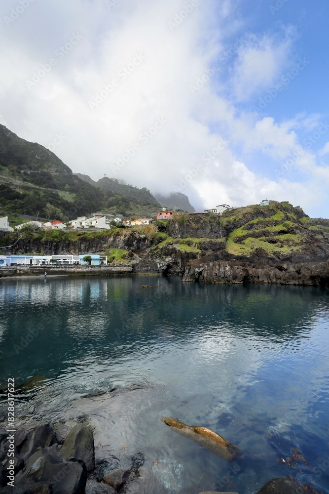 Poster Beautiful scenery at the coast of Madeira with view of the mountains