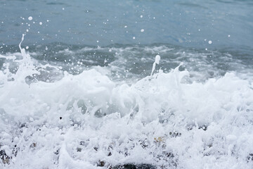 Fototapeta premium Sea wave crashing on the shore