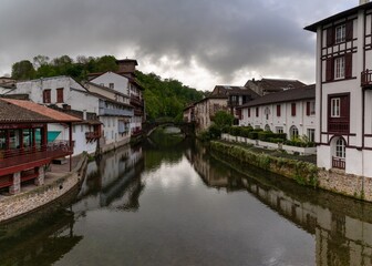 Obraz premium view of the old town of Saint-Jean-Pied-de-Port with the stone bridge over the Nive River
