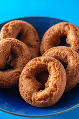 美味しそうなお皿のドーナツ