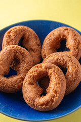 美味しそうなお皿のドーナツ