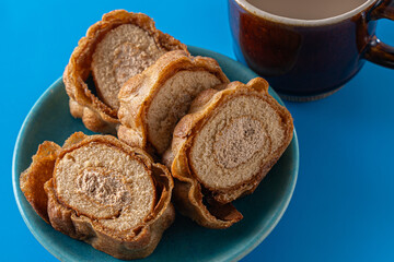 甘くて美味しいお皿の上のロールケーキ