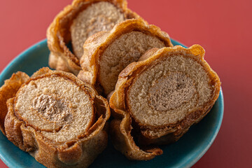 甘くて美味しいお皿の上のロールケーキ