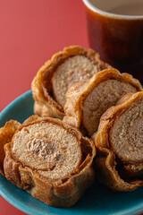 甘くて美味しいお皿の上のロールケーキ