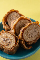 甘くて美味しいお皿の上のロールケーキ