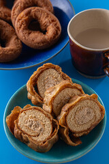 甘くて美味しいお皿の上のロールケーキ