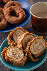 甘くて美味しいお皿の上のロールケーキ