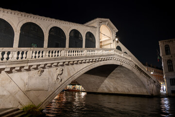 Obraz premium Rialto Bridge At Night In Venice, Italy