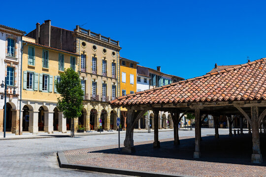 Immeubles anciens autour de la place centrale de l’ancienne bastide royale de Revel