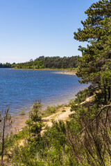 Lac de Saint-Ferr&eacute;ol, class&eacute; au Patrimoine Mondial de l&rsquo;UNESCO, entour&eacute; de pins