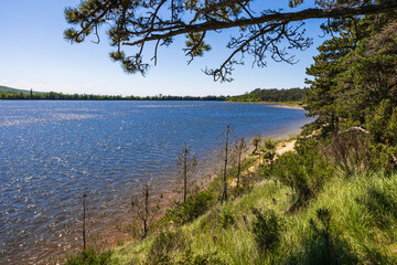 Lac de Saint-Ferréol, classé au Patrimoine Mondial de l’UNESCO, entouré de pins