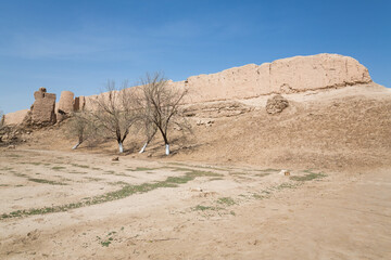 The ruins of fortress Katta Guldursun Qala