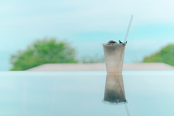 海沿いのテラス席で飲むさわやかなドリンク