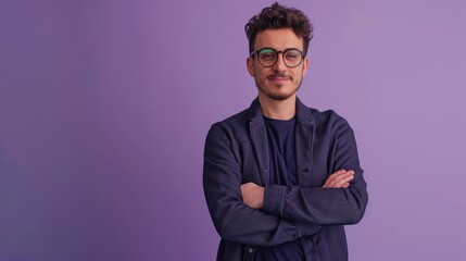 Obraz premium Confident young businessman in glasses and suit smiling on purple background
