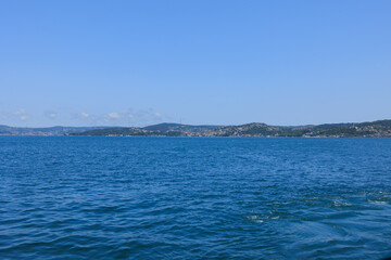 Naklejka premium Turquoise blue sea water. View of the Bosphorus in Istanbul city on sunny summer day, in a public place.