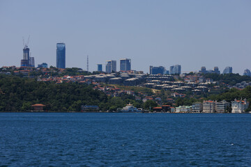 Obraz premium Turquoise blue sea water. View of the Bosphorus in Istanbul city on sunny summer day, in a public place.