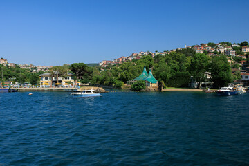 Obraz premium Turquoise blue sea water. View of the Bosphorus in Istanbul city on sunny summer day, in a public place.