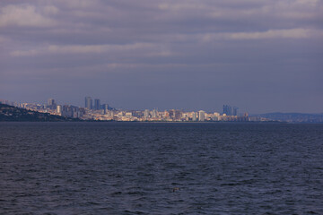Naklejka premium Turquoise blue sea water. View of the Bosphorus in Istanbul city on sunny summer day, in a public place.