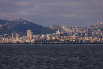 Obraz premium Turquoise blue sea water. View of the Bosphorus in Istanbul city on sunny summer day, in a public place.