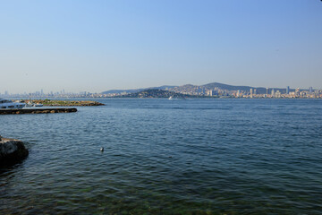 Obraz premium Turquoise blue sea water. View of the Bosphorus in Istanbul city on sunny summer day, in a public place.