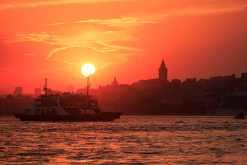 Naklejka premium Orange sky at sunset in the evening. Seascape overlooking the coast in the city of Istanbul
